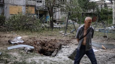 Ein Anwohner geht am 13. Juni 2022 in Bakhmut, Ukraine, an einem Wohnhaus vorbei, das bei einem Raketenangriff inmitten der russischen Invasion in der Ukraine zerstört wurde. 