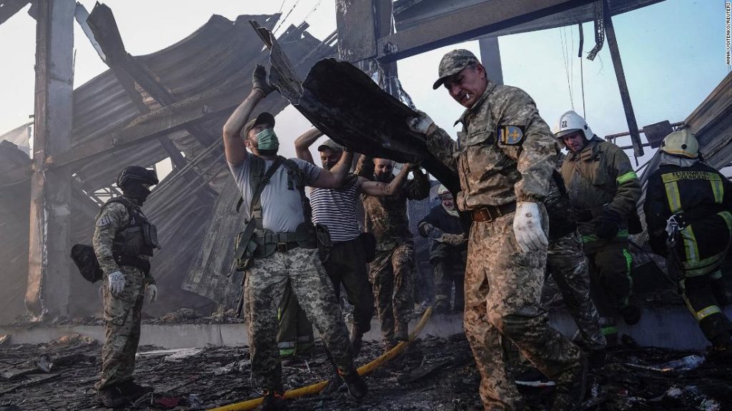 Das ukrainische Verteidigungsministerium sagte, 95 Soldaten des Stahlwerks Mariupol seien von Russland bei einem Gefangenenaustausch gefangen genommen worden