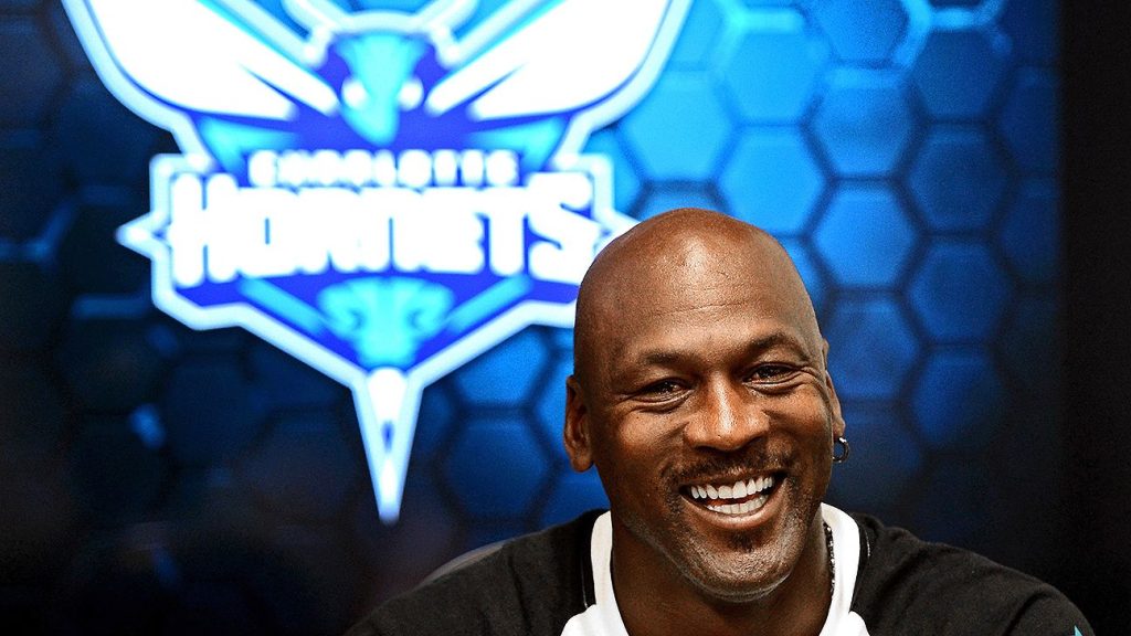 Charlotte Hornets-Besitzer Michael Jordan wird sich diese Woche mit den Trainern der Finalisten Mike D’Antoni und Kenny Atkinson treffen, hieß es aus Quellen.