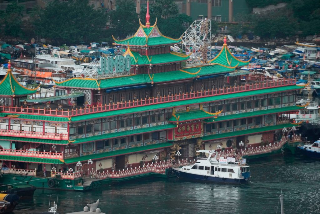 Das schwimmende Jumbo-Restaurant in Hongkong ertrinkt im Meer