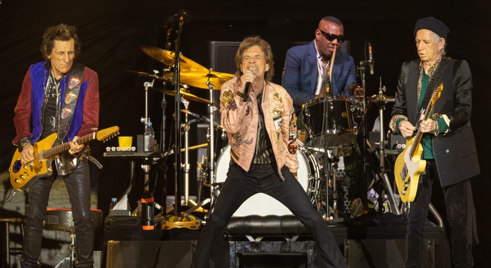 Die Rolling Stones spielen zum ersten Mal live „out of time“, um die Euro Tour zu eröffnen