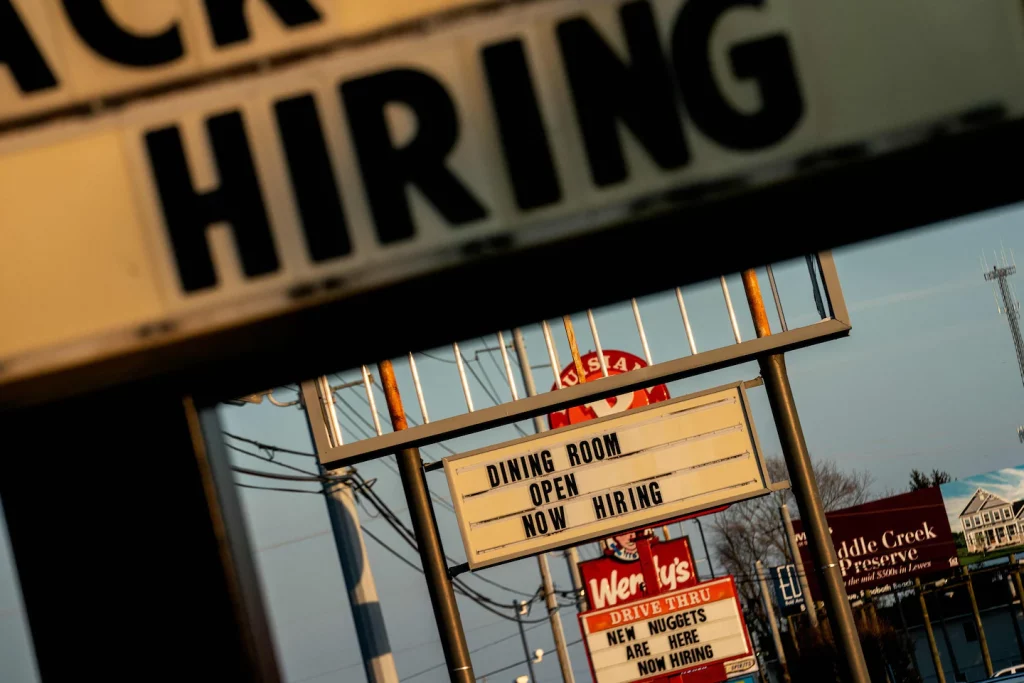 Die Stellenangebote blieben im April nahe dem Rekordniveau, berichteten US-Arbeitgeber