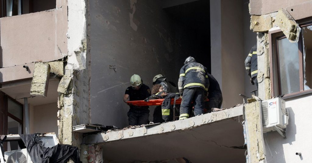 Die Ukraine sagt, russische Raketen hätten Kiew getroffen und fünf Menschen verletzt