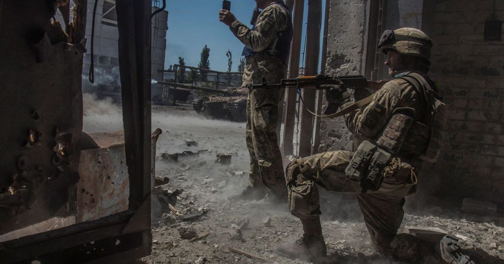 Die Ukrainer bereiten sich auf den Rückzug aus der belagerten Stadt Sewerodonezk vor, während die Russen langsam vorrücken