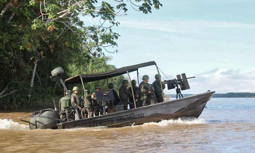 Ein Rettungsteam hat die Aufgabe, im Javari-Fluss im brasilianischen Bundesstaat Acre an der Grenze zu Peru nach dem vermissten britischen Journalisten Dom Phillips und dem brasilianischen Ureinwohner-Experten Bruno Pereira zu suchen.