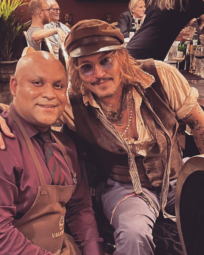 Johnny Depp bezahlte mit Freunden eine Rechnung von 50.000 Pfund in Careys Haus in Birmingham, als er den dramatischen Verleumdungsfall mit seinem Sieg über Ex-Frau Amber Heard feierte.
