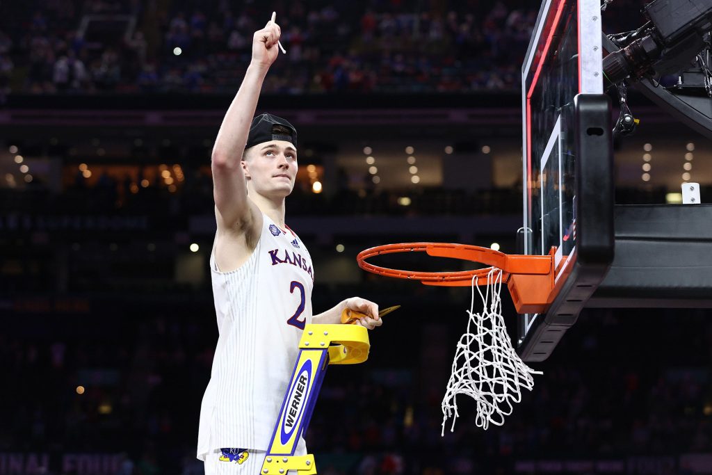 Christian Brown von den Kansas Jayhawk feiert den Gewinn der National Championship im April 2022.