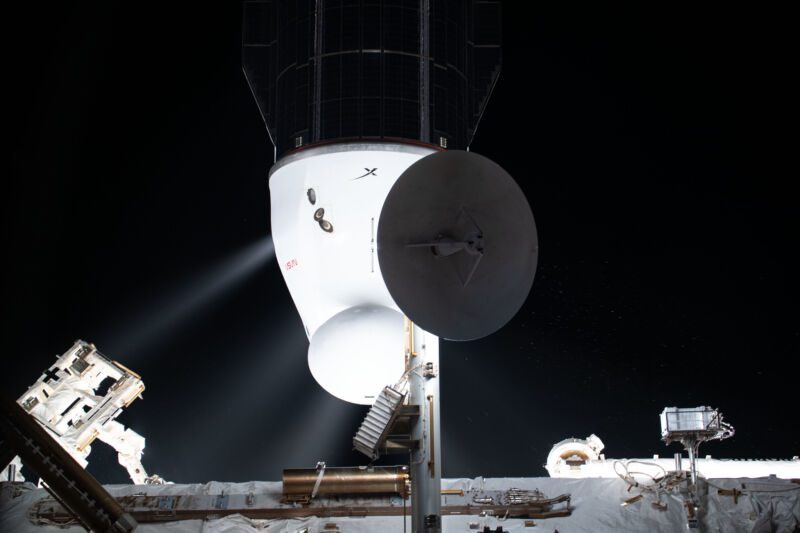 Im Januar sind Federn der Draco-Triebwerke des SpaceX Cargo Dragon zu sehen, als es gestartet wurde, nachdem es von der Internationalen Raumstation gelöst wurde.