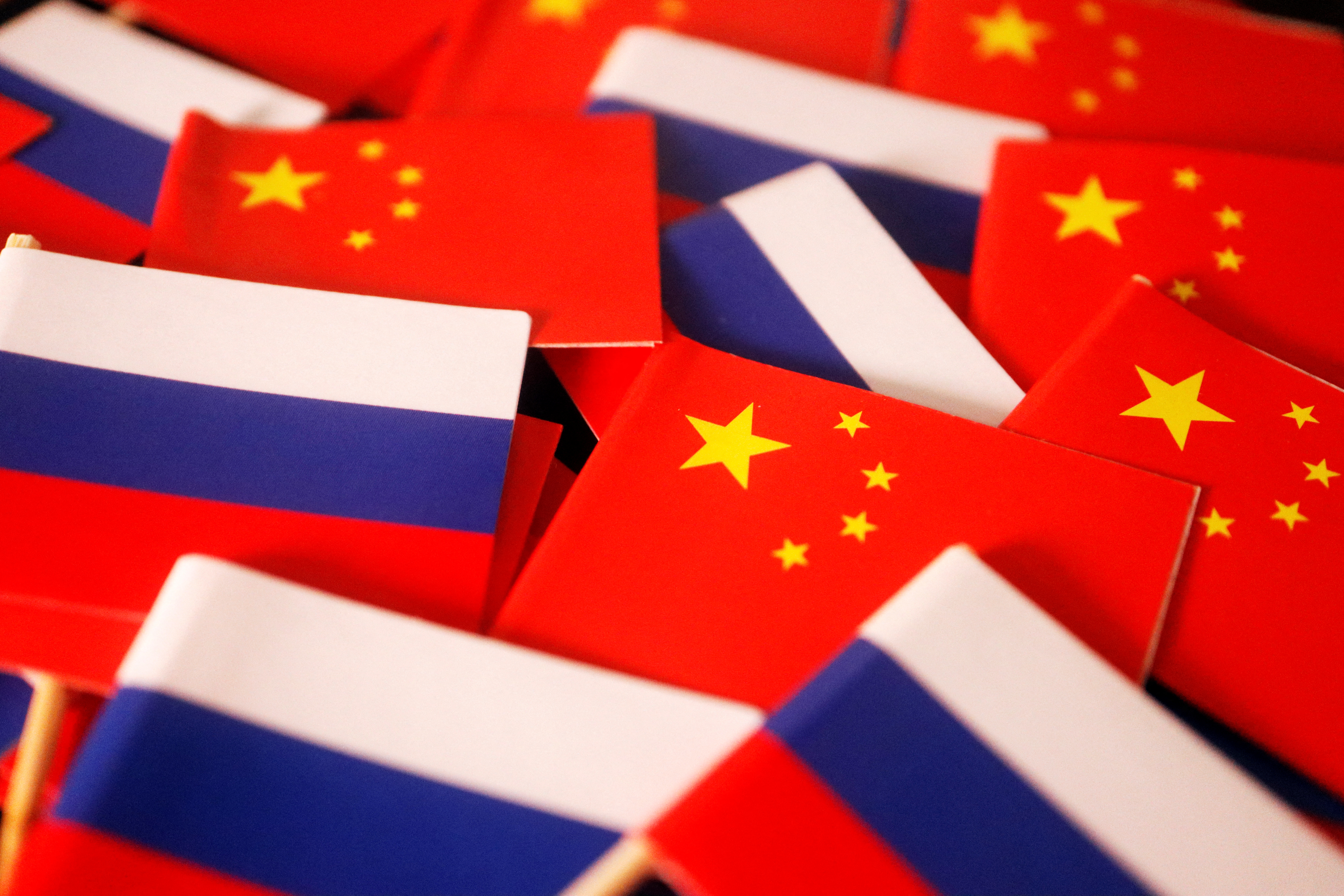 Eine Illustration der Flaggen von China und Russland