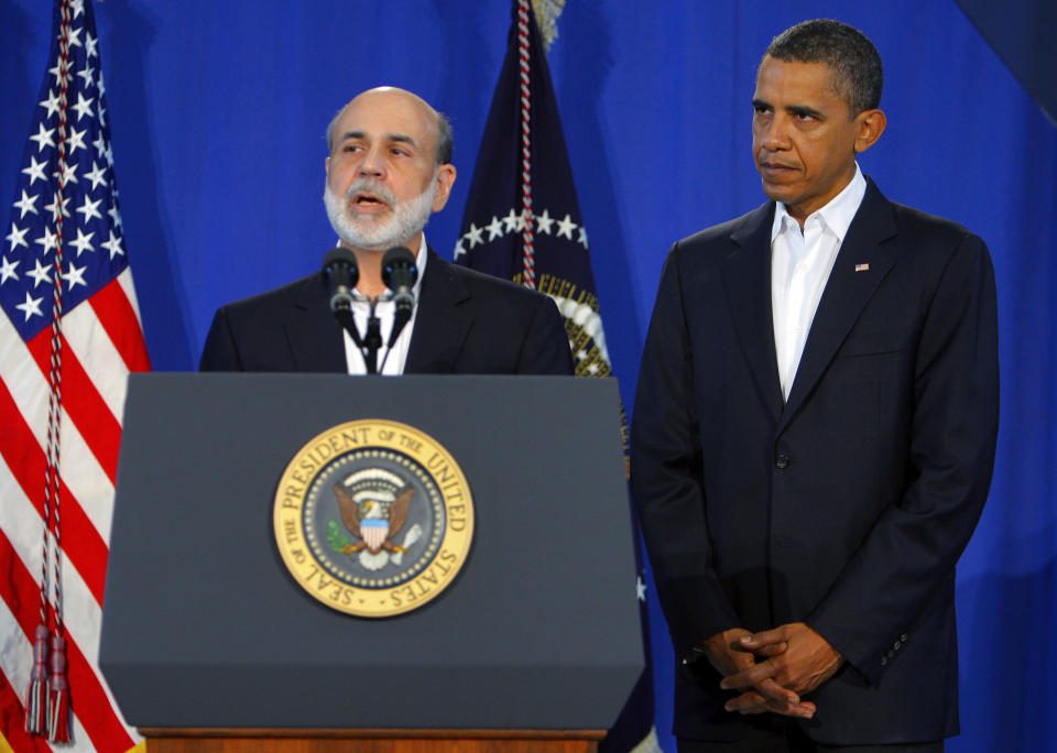 US-Präsident Barack Obama (rechts) hört zu, nachdem er seine Nominierung für den Vorsitzenden der US-Notenbank, Ben Bernanke, für eine zweite Amtszeit in Oak Bluffs, Massachusetts, am 25. August 2009 auf einem Aktenfoto bekannt gegeben hat. t ein Thema Es nimmt die Führung in der US-Notenbank ein.  Passende Finanzen / Paid to Policies / Reuters / Brian Snyder / Files (U.S. Politics Business)