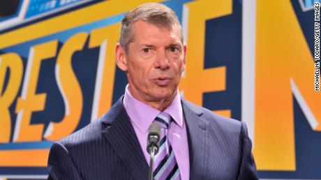 Vince McMahon tritt als WWE-CEO zurück, nachdem er angeblich über Geld geschwiegen hat