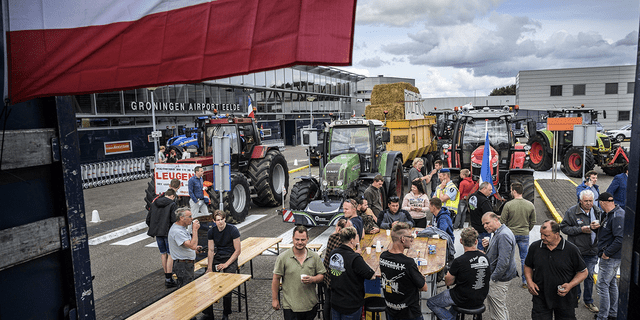 Landwirte schließen die Ankunfts- und Abflughallen am Flughafen Groningen Ede in Eelde, Niederlande, aus Protest gegen die weitreichenden Pläne der Regierung zur Reduzierung der Stickstoffemissionen am 6. Juli 2022.