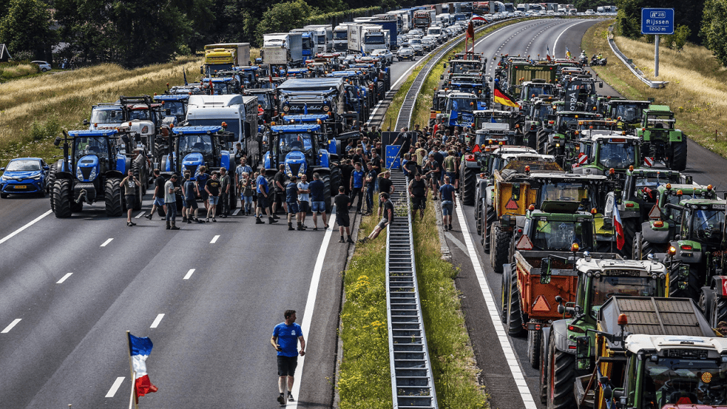 Niederländische Bauern bilden „Freedom Caravans“, um gegen die strengen Umweltvorschriften der Regierung zu protestieren