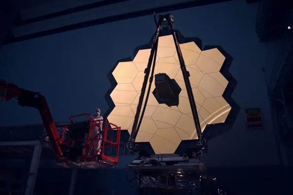 Der Hauptspiegel des James-Webb-Weltraumteleskops wird in der Dunkelkammer beleuchtet