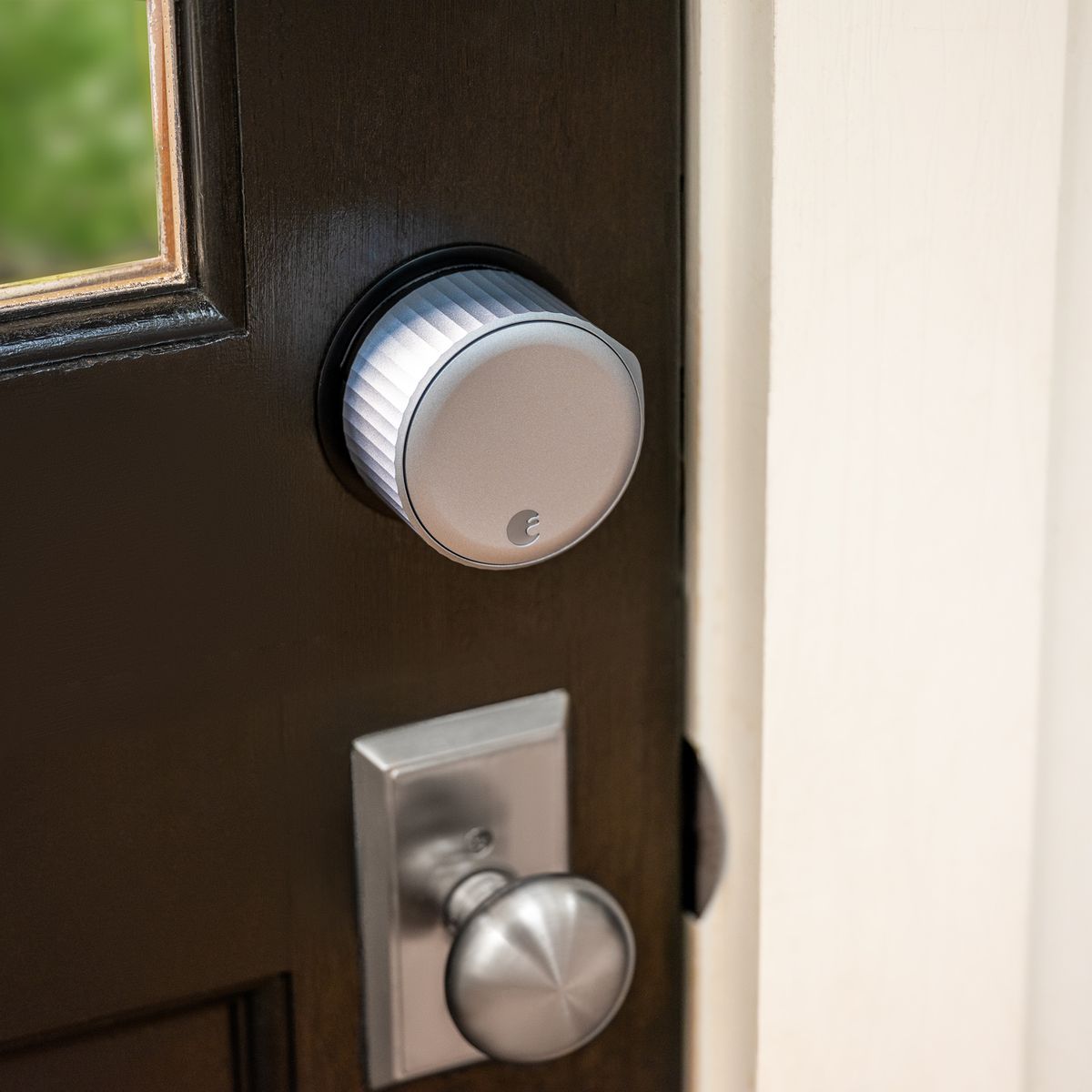 August Wi-Fi Smart Lock an brauner Tür installiert