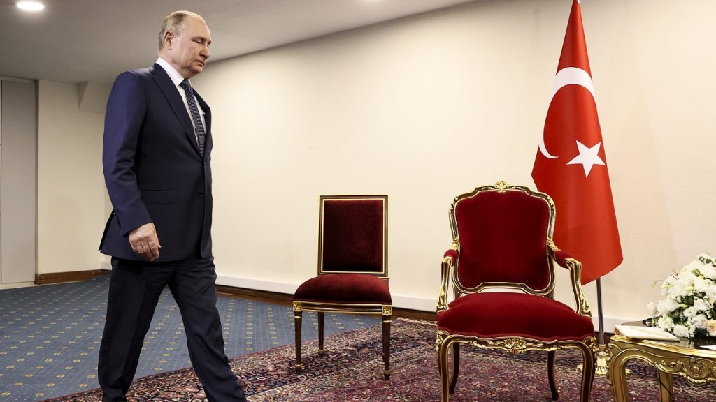 Das Video zeigt Putin, der unbeholfen dasteht und darauf wartet, dass Erdogan zum Iran-Treffen erscheint