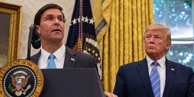 US-Verteidigungsminister Mark Esper spricht nach seiner Vereidigung, während Präsident Trump am 23. Juli 2019 im Oval Office des Weißen Hauses in Washington, DC, zuschaut. 