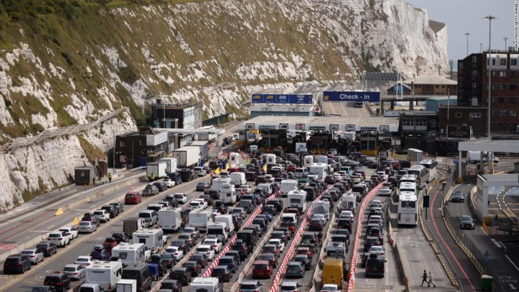 Der Brexit wird für Verzögerungen verantwortlich gemacht, da britische Lkw-Fahrer und Reisende in Dover in eine Sackgasse geraten