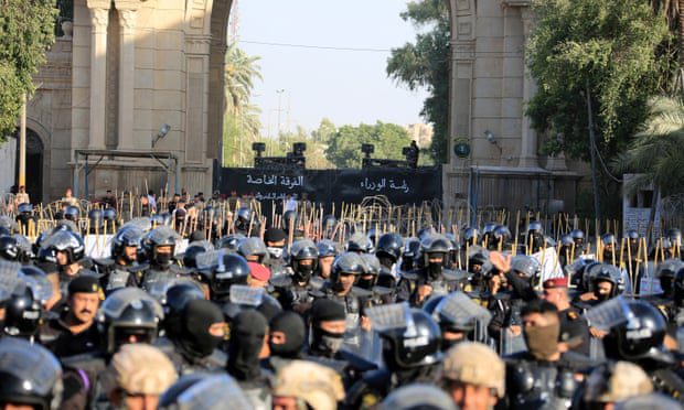 Irakische Sicherheitskräfte stehen Wache, als Demonstranten versuchen, die Grüne Zone zu stürmen.