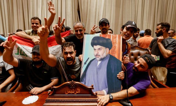 Unterstützer tragen ein Bild des irakischen schiitischen Geistlichen Muqtada al-Sadr im Parlamentsgebäude in Bagdad.