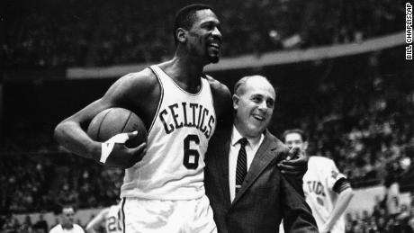 Russells Glückwünsche des legendären Celtics-Trainers Arnold "  Schilf & Quot;  Auerbach, nachdem er am 12. Dezember 1964 in einem Spiel gegen die Baltimore Bullets in Boston Garden seinen 10.000. Karrierepunkt erzielt hatte.