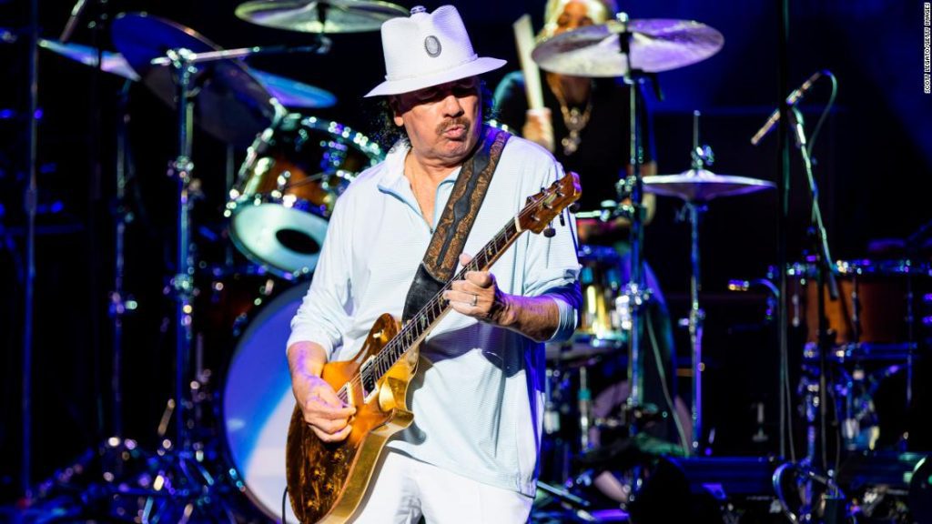 Carlos Santana litt während eines Konzerts in Michigan unter Hitzeerschöpfung