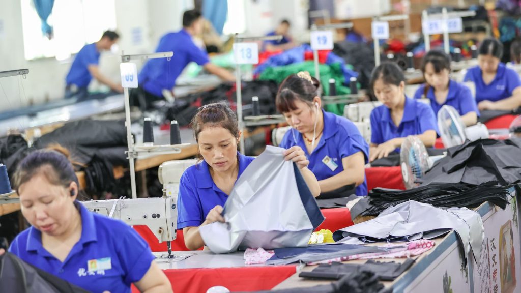 Chinesische Fabriken spüren etwas Hitze, da die Nachfrage in den USA und Europa nachlässt