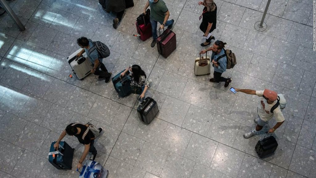 Der Flughafen Heathrow fordert die Fluggesellschaften auf, den Verkauf von Sommertickets einzustellen, da er die tägliche Passagierzahl auf 100.000 begrenzt