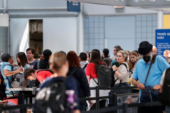 Passagiere warten am 30. Juni 2022 am O'Hare International Airport in Chicago in der Schlange.