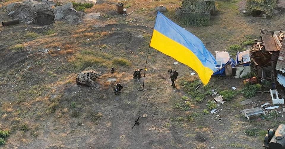Die Ukraine hisst die Flagge auf der zurückeroberten Insel, während Russland seine Gewinne im Osten festigt
