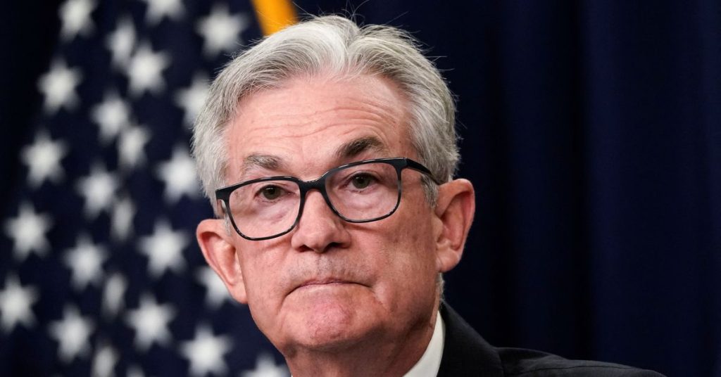 Die Wall Street schloss deutlich höher, nachdem die Federal Reserve die Zinssätze angehoben hatte, sagt Powell