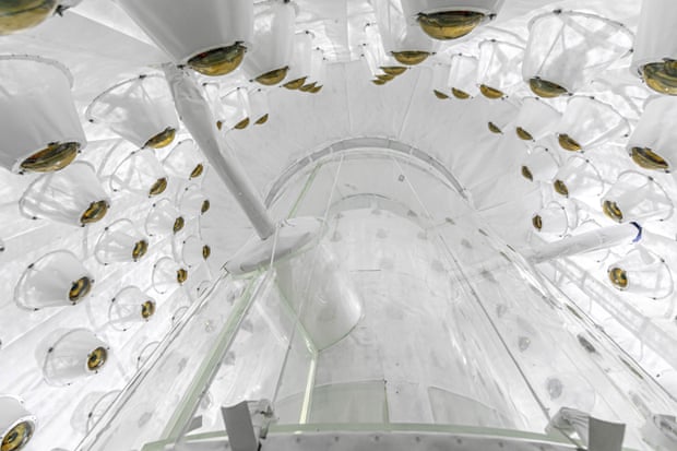 Eine ganz weiße Kammer, aus einem niedrigen Winkel gesehen, mit kuppelförmigen Beschlägen ausgekleidet, die alle auf einen durchsichtigen Zylinder gerichtet waren.