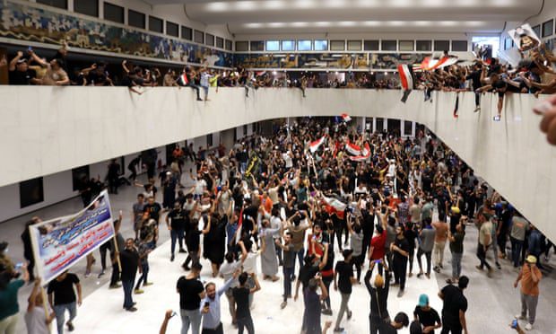 Demonstranten versammelten sich im Gebäude des irakischen Parlaments