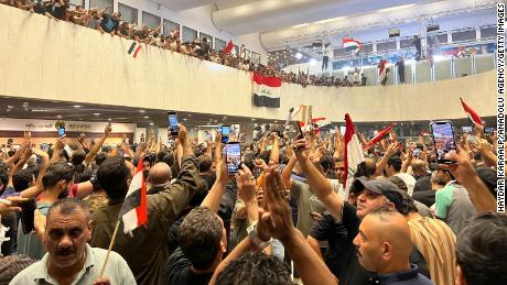 Irakische Demonstranten nach dem Sturm auf die befestigte Grüne Zone, in der sich Regierungsgebäude in Bagdad befinden.