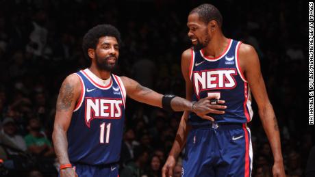 Kyrie Irving spricht mit Durant während Spiel 4 der ersten Runde der Eastern Conference in den NBA Playoffs 2022.