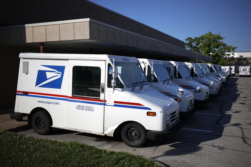 USPS wird viermal mehr elektrische Postlastwagen kaufen als ursprünglich angekündigt
