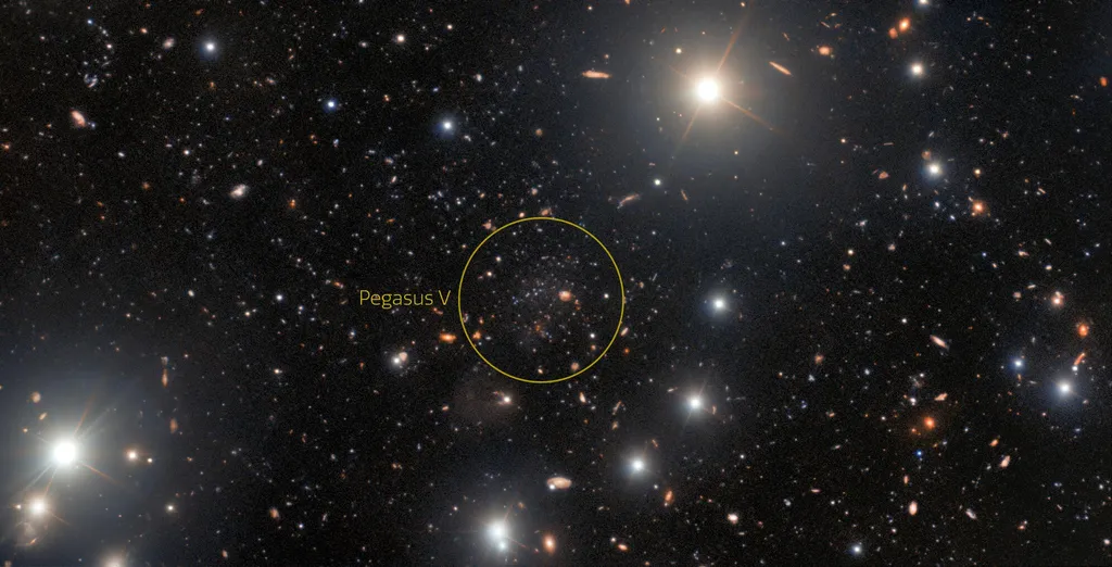 مجرة القزم الخافت للغاية Pegasus V[1]Die Augen eines Amateurastronomen haben zur Entdeckung einer sehr schwachen ungewöhnlichen Zwerggalaxie am Rande der Andromeda-Galaxie geführt.  Bildnachweis: Gemini International Observatory/NOIRLab/NSF/AURA, Danksagung: Bildverarbeitung: TA Rector (University of Alaska Anchorage/NOIRLab der NSF), M. Zamani (NOIRLab der NSF) und D. de Martin (NOIRLab der NSF)</p></noscript>
<p><span id=