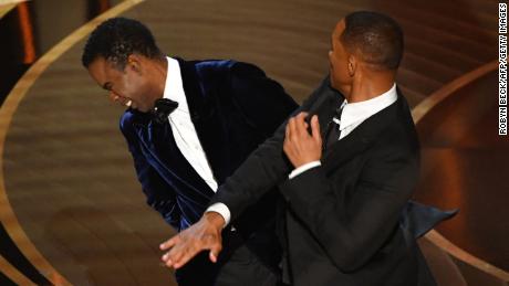 Will Smith und Chris Rock bei den Oscars auf der Bühne.