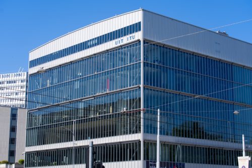 Ein Wolkenkratzer der International Telecommunication Union (ITU) in Genf an einem sonnigen Sommertag.