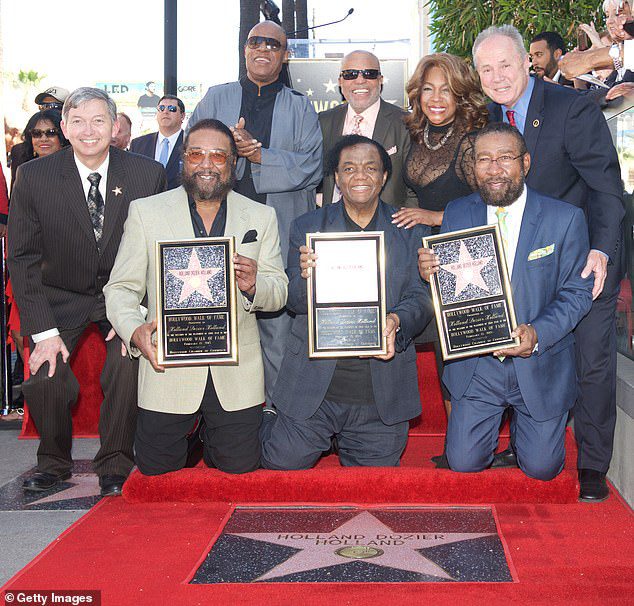 Der Präsident der Handelskammer von Hollywood, Leron Gobler, Eddie Holland, Lamont Dozier, Brian Holland, der Songwriter Stevie Wonder, der Plattenproduzent Berry Gordy, die Sängerin Marie Wilson und das Ratsmitglied Tom Labong nehmen an der Hollywood Walk of Fame-Gala teil, um Brian Holland, Lamont Dozier und Eddie zu ehren Holland auf dem Hollywood Walk of Fame am 13. Februar 2015