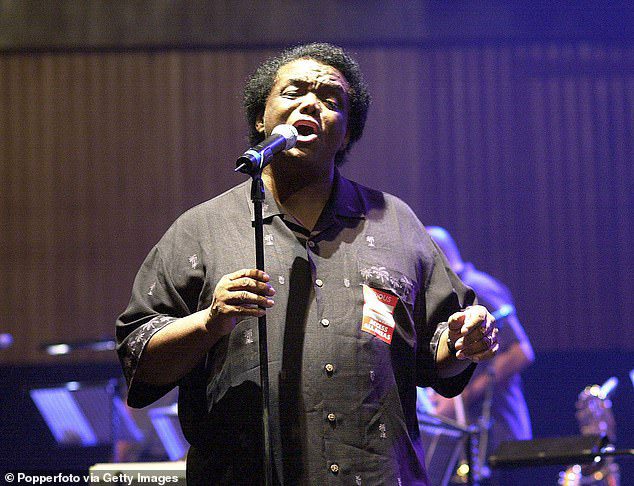 Dozier tritt am 22. September 2001 während einer Probe in der Royal Festival Hall in London live auf der Bühne auf