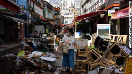 Trümmer häufen sich am 10. August vor den von Überschwemmungen betroffenen Geschäften auf dem Namsung Sagi Markt in Seoul, Südkorea.