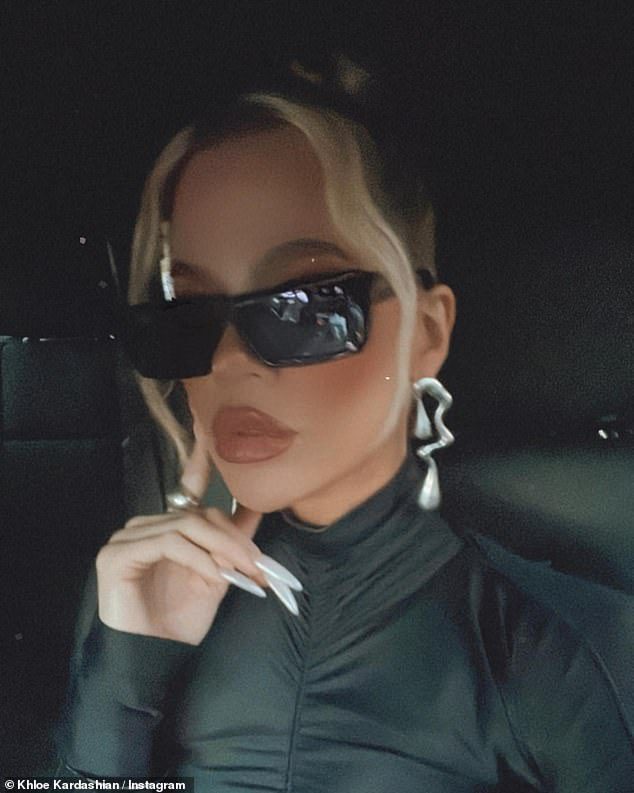 Heftig: Kardashian brachte Glamour in das Outfit, als sie eine glänzende schwarze rechteckige Sonnenbrille trug
