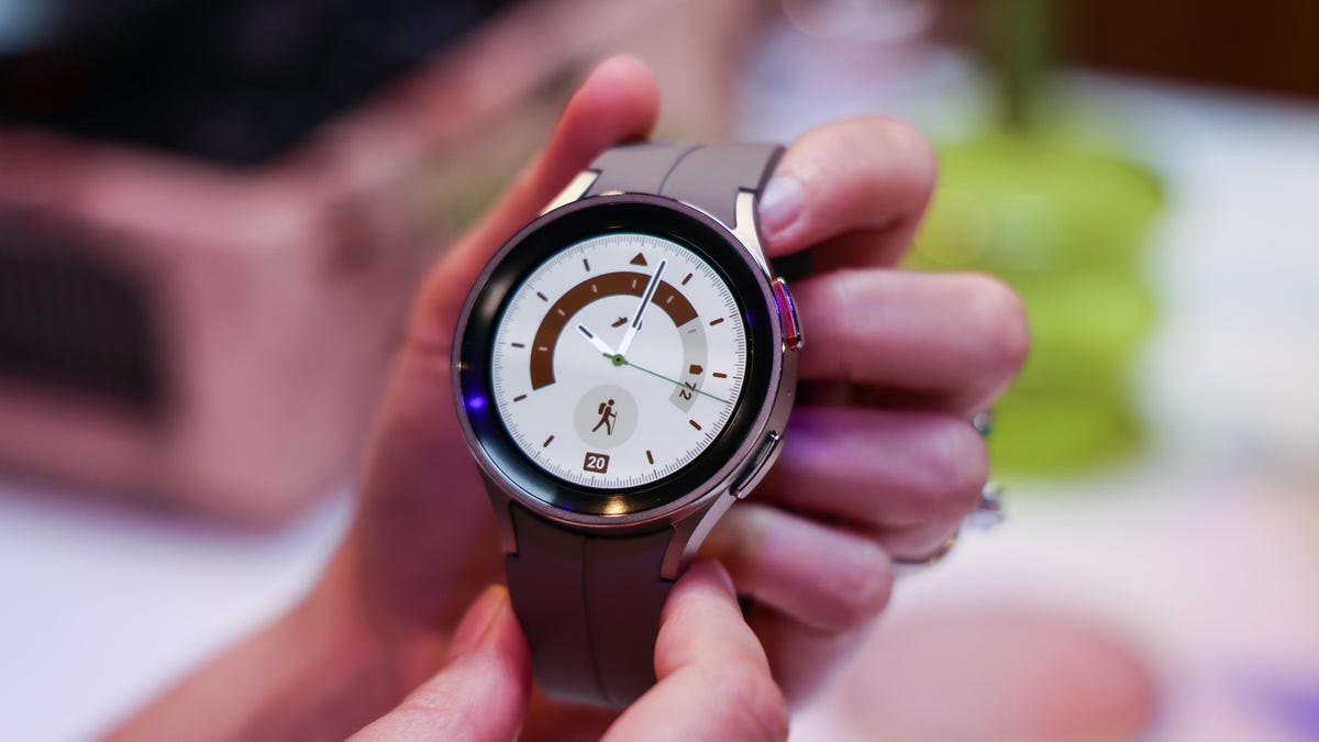 Samsung Galaxy Watch 5 Pro in Händen stecken