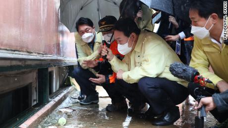 Der südkoreanische Präsident Yoon Seok-yeol besucht am 10. August den überfluteten Keller von Gwanak in Seoul, wo eine Familie durch Überschwemmungen ums Leben kam.