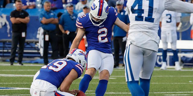 Buffalo Bills-Spieler Tyler Bass spielt am Samstag, den 13. August 2022, im Orchard Park, New York, das Field Goal zum Sieg gegen die Indianapolis Colts.