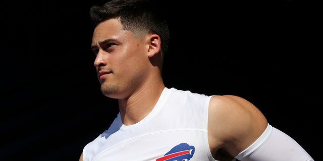 Matt Ariza von den Buffalo Bills betritt das Feld während des Trainings am 5. August 2022 im Orchard Park, New York.