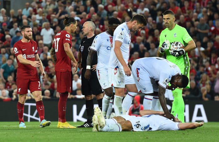 Joachim Andersen von Crystal Palace liegt auf dem Boden, nachdem er von Liverpools Darwin Nunez vom Platz gestellt wurde.