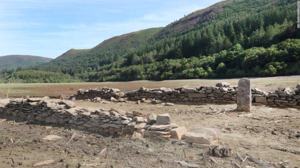 Dürre enthüllt ein walisisches Dorf, das in einem Stausee aus dem 19. Jahrhundert untergetaucht ist