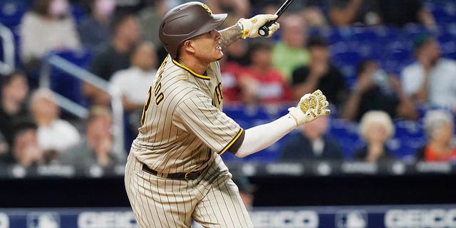 Manny Machado von San Diego Padres trifft im siebten Inning eines Baseballspiels gegen die Miami Marlins am Dienstag, den 16. August 2022, in Miami ein Field Double to Center.  Padres erzielte drei Spiele unentschieden.